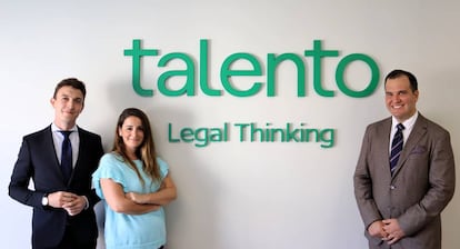 De izq. a der., Jesús Romero y Ana Armijo, fundadores de Talento Abogados, y Jesús Rubiño, nuevo fichaje en la firma