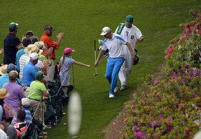 Jonas Blixt recibe el ánimo de una joven seguidora, durante la última ronda.