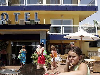 Varias personas entraban ayer en un hotel de Benalmádena (Málaga).