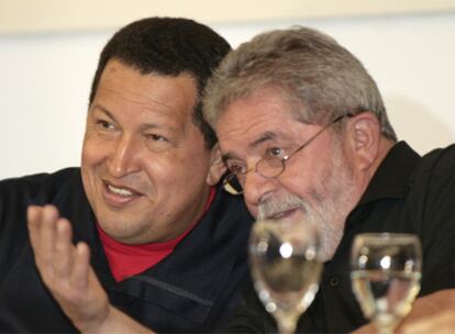 El presidente de Venezuela, Hugo Chávez, junto a su homólogo brasileño, Luiz Inácio Lula da Silva, ayer en Brasil.