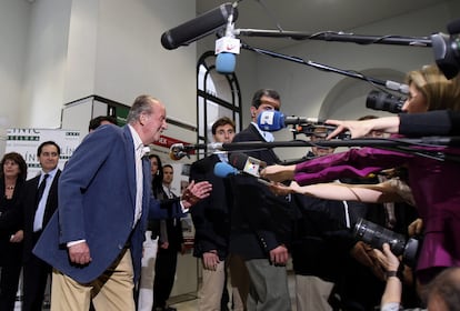 El rey emérito Juan Carlos I habla con la prensa en 2010 en Barcelona.