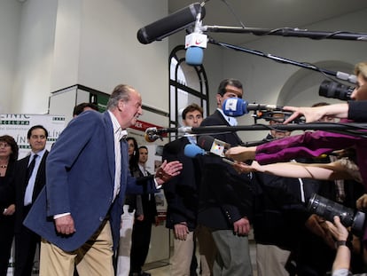 El rey emérito Juan Carlos I habla con la prensa en 2010 en Barcelona.