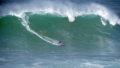 Nagai Puntiverio surfista vasco afincado en Canarias surfea una gran ola.
