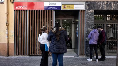 Jóvenes esperan en el exterior de una oficina de empleo de Valencia, el día 2 de mayo.