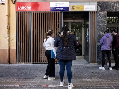 Jóvenes esperan en el exterior de una oficina de empleo de Valencia, el día 2 de mayo.