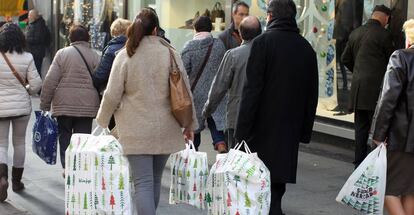 Imagen de gente con compras navideñas en Madrid.