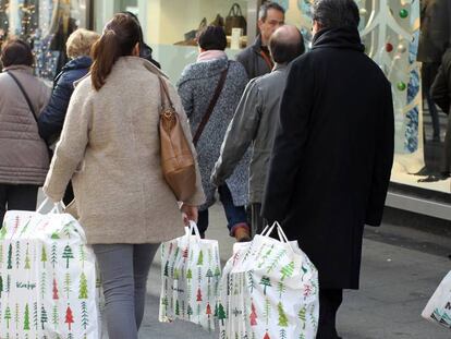 Imagen de gente con compras navideñas en Madrid.