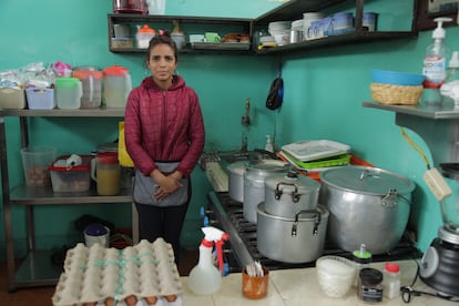 La venezolana Evelyn Ordóñez posa en el puesto de comida donde trabaja, en el mercado de Atuntaqui (Ecuador).