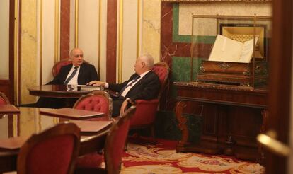 Jorge Fernández Díaz y José Manuel Margallo, el martes, en el Congreso.