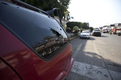 Coche tiroteado tras el ataque en la plaza de Apatzing&aacute;n el s&aacute;bado 26 de octubre de 2013.