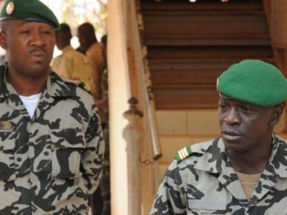 El l&iacute;der de la Junta Militar de Mal&iacute;, Amadou Sanogo (D.), ayer en Kati cerca de Bamako.