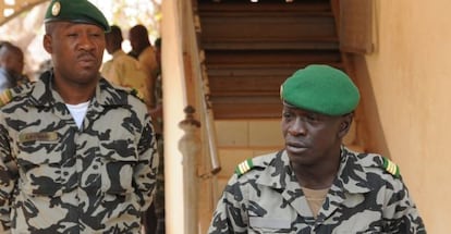 El líder de la Junta Militar de Malí, Amadou Sanogo (D.), ayer en Kati cerca de Bamako.