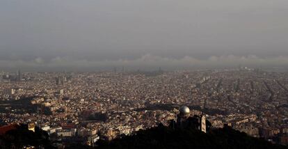 Panorámica de Barcelona en un día con elevados niveles de contaminación.