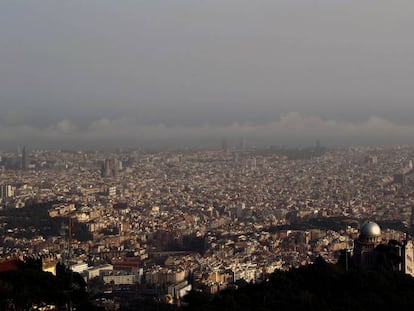 Panorámica de Barcelona en un día con elevados niveles de contaminación.