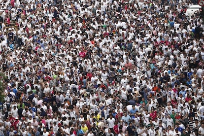 Una multitud de aficionados al fútbol llegan al estadio Santiago Bernabéu donde Real Madrid y Juventus juegan el partido de vuelta de las semifinales de la Champion League.