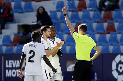 El árbitro Medié Jiménez expulsa el pasado sábado al jugador del Getafe Chema Rodríguez durante el partido ante el Levante en el Ciutat de Valencia.