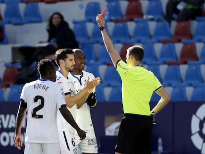 El árbitro Medié Jiménez expulsa el pasado sábado al jugador del Getafe Chema Rodríguez durante el partido ante el Levante en el Ciutat de Valencia.