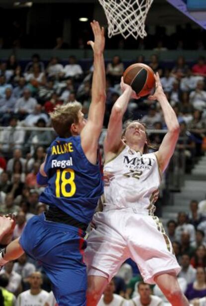 Wallace intenta ponerle un tapón a Singler.