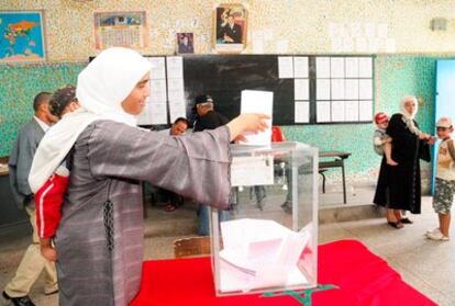 Una mujer marroquí vota en un centro electoral de Casablanca durante la jornada de elecciones municipales en Marruecos