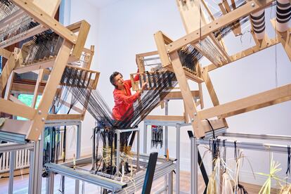 La diseñadora Hella Jongerius con el telar multiaxial que desarrolló para estudiar el tejido tridimensional.