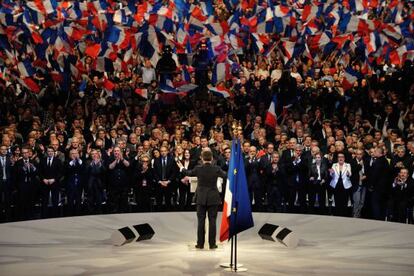 El presidente francés Nicolas Sarkozy (de espaldas) al terminar un mitin de campaña.