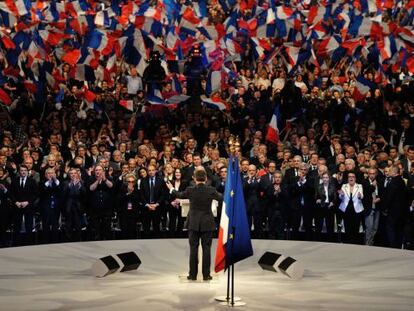 El presidente francés Nicolas Sarkozy (de espaldas) al terminar un mitin de campaña.