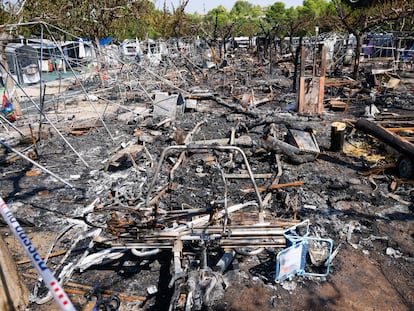 Vista del camping de El Vendrell, en Tarragona, completamente calcinado tras el incendio, este lunes.