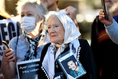Nora Cortiñas durante una protesta en exigencia de justicia por su hijo desaparecido Carlos Gustavo Cortiñas.
