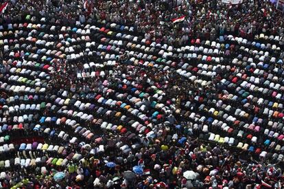 Miles de opositores del presidente egipcio Mohamed Morsi rezan durante la protesta de hoy en la plaza Tahrir.