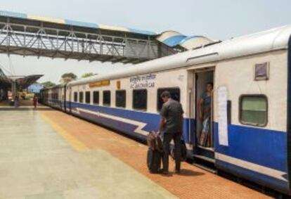 Andén en la estación de tren de Hubli, en Karnataka (India).