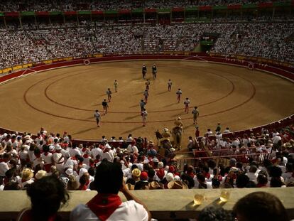 Paseíllo en la plaza de toros de Pamplona.