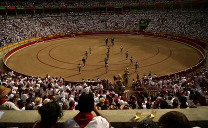 Paseíllo en la plaza de toros de Pamplona.