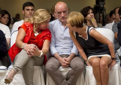 Rosa Díez (derecha), conversa con Consuelo Ordóñez, durante un acto de UPyD, hoy en Vitoria.