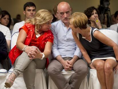 Rosa Díez (derecha), conversa con Consuelo Ordóñez, durante un acto de UPyD, hoy en Vitoria.