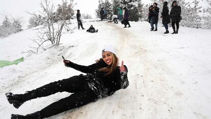 Una mujer iraní se desliza en la nieve en un parque de Teherán, el 12 de febrero de 2023.