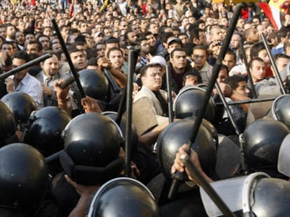 La policía egipcia trata de frenar a los manifestantes en el centro del Cairo.