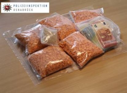 Las bolsas de pastillas y el dinero incautado por la polic&iacute;a de Osnabr&uuml;ck.