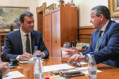 Hern?ni Dias, a la izquierda, cuando era alcalde de Bragan?a, junto al presidente de la Diputacin de Zamora, Javier Fandez, en 2023.