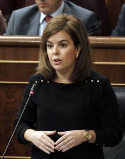 La vicepresidenta del Gobierno,Soraya Saénz de Santamaría, durante su intervención en la sesión de control al Gobierno, celebrada hoy en el Congreso de los Diputados.