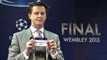 McManaman en el sorteo de la Champions de 2013.