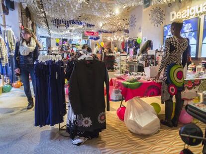 Interior d'una botiga de Desigual a Nova York. / RICHARD B. LEVINE (CORDON PRESS)