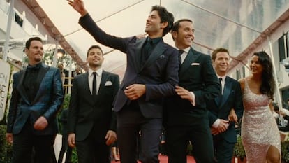 El grupo protagonista de 'El séquito', en la película llegando a los Oscar.