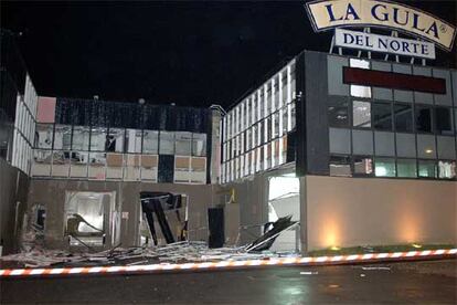 La sede de Angulas Aguinaga, en Irura (Guipúzcoa), destrozada por una bomba de ETA.