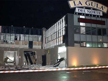 La sede de Angulas Aguinaga, en Irura (Guipúzcoa), destrozada por una bomba de ETA.