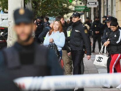 Varios agentes de la Policía Nacional efectúan registros en el Paseo de las Delicias, en Madrid.