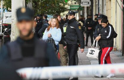 Varios agentes de la Policía Nacional efectúan registros en el Paseo de las Delicias, en Madrid.