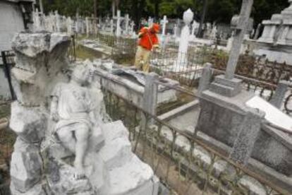 Un hombre trabaja en las labores de limpieza del histórico Cementerio Municipal de la Avenida Independencia de Santo Domingo.