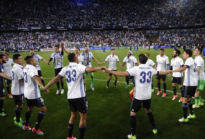 Los jugadores del Real Madrid, vestidos con la camiseta de campeones, celebra en corro el 33º título de liga del club.