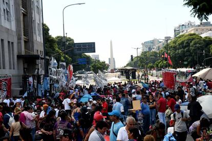 Manifestantes instalan un campamento en plena avenida 9 de Julio, una semana atrás.
