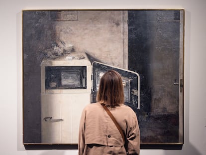 Una dona mira el quadre 'Nevera de hielo' (1966) d'Antonio López, a la mostra monogràfica de La Pedrera.